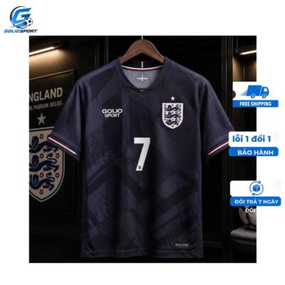Áo bóng đá đội tuyển Anh sân khách màu xanh đen Golio Sport số 7, chất liệu thun thể thao cao cấp, co giãn 4 chiều, thấm hút mồ hôi, phù hợp thi đấu và tập luyện.