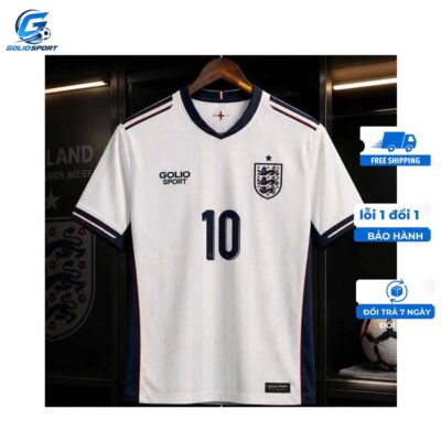 Áo bóng đá đội tuyển Anh Golio Sport thiết kế hiện đại, chất liệu cao cấp, co giãn 4 chiều, thấm hút mồ hôi tốt, thoáng khí, hỗ trợ in tên số theo yêu cầu và giao hàng toàn quốc.